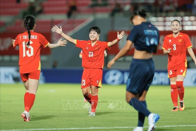 Cầu thủ Ngân Thị Vạn Sự (số 21) ghi bàn thắng nâng tỷ số lên 2-0 cho tuyển nữ Việt Nam. Ảnh: Minh Quyết - TTXVN