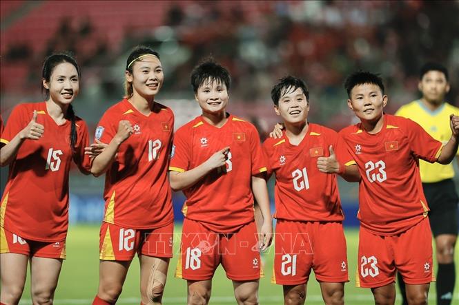 Cầu thủ Nguyễn Thị Vạn (số 18) nâng tỷ số lên 4-0 cho tuyển nữ Việt Nam. Ảnh: Minh Quyết - TTXVN
