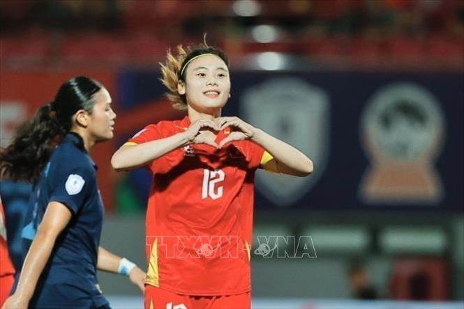 Đội trưởng Hải Yến ghi bàn thắng trên chấm 11m, nâng tỷ số lên 3-0 cho tuyển nữ Việt Nam. Ảnh: Minh Quyết - TTXVN