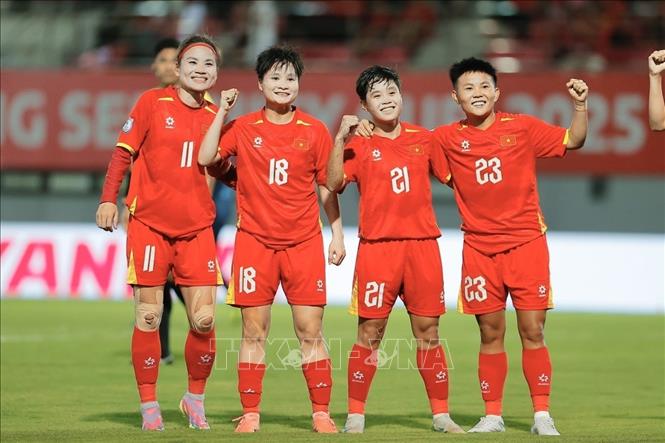 Niềm vui của các cầu thủ nữ Việt Nam khi Dương Thị Vân ghi bàn mở tỷ số cho tuyển nữ Việt Nam. Ảnh: Minh Quyết - TTXVN