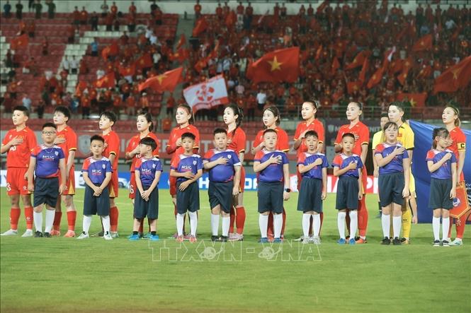 Lễ chào cờ của đội tuyển nữ Việt Nam. Ảnh: Minh Quyết - TTXVN