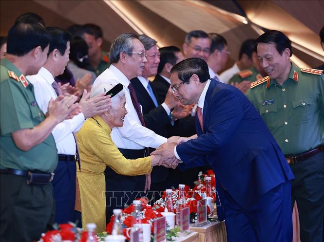 Thủ tướng Phạm Minh Chính với đại biểu Mẹ Việt Nam Anh hùng dự Đại hội Thi đua “Vì an ninh Tổ quốc” lần thứ 9. Ảnh: Dương Giang-TTXVN
