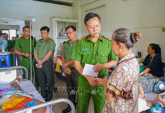 Đại tá Bùi Đức An, Phó Giám đốc Công an thành phố Cần Thơ trao quà hỗ trợ cho gia đình anh Bùi Tấn Tài, thành viên Tổ an ninh trật tự cơ sở xã Đông Phước, bị thương khi làm nhiệm vụ. Ảnh: TTXVN phát