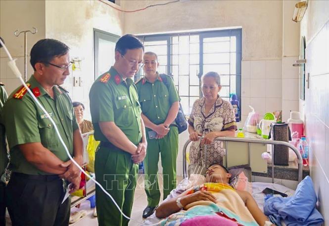 Đại tá Bùi Đức An, Phó Giám đốc Công an thành phố Cần Thơ thăm anh Bùi Tấn Tài, thành viên Tổ an ninh trật tự cơ sở xã Đông Phước, bị thương khi làm nhiệm vụ. Ảnh: TTXVN phát