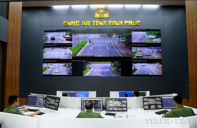 Trung tâm quản lý, điều hành phương tiện kỹ thuật phòng, chống tội phạm Công an tỉnh Vĩnh Phúc là một trong những đơn vị được đầu tư hệ thống trang thiết bị hiện đại nhất Việt Nam hiện nay. Ảnh: Hoàng Hùng - TTXVN