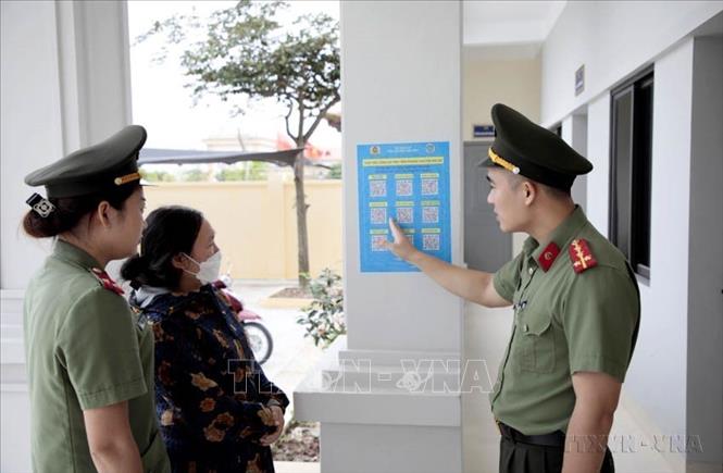 Đoàn Thanh niên công an tỉnh Thái Bình triển khai xây dựng hệ thống quét mã QR tại công an các xã, phường giúp người dân dễ dàng thực hiện các thủ tục hành chính. Ảnh: Thế Duyệt - TTXVN
