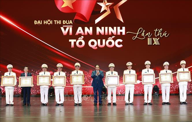 Thủ tướng Phạm Minh Chính trao tặng Danh hiệu Anh hùng Lực lượng vũ trang nhân dân và Huân chương Quân công hạng Nhất cho tập thể, cá nhân có thành tích xuất sắc. Ảnh: Dương Giang-TTXVN 