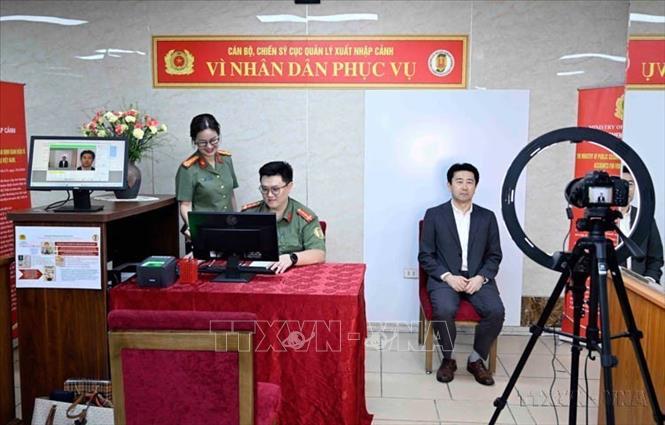 Chuyển đổi số trong ngành công an đã góp phần nâng cao hệ thống quản trị xã hội, bởi đây là lực lượng gần dân nhất, tạo môi trường kỷ cương an toàn, lành mạnh, văn minh, phục vụ nhân dân, xã hội.. Trong ảnh: Thu nhận ảnh khuôn mặt của người nước ngoài cư trú tại Việt Nam đến làm thủ tục cấp tài khoản định danh điện tử tại Cục Quản lý xuất nhập cảnh, Bộ Công an (Hà Nội, 1/7/2025). Ảnh: Phạm Kiên - TTXVN