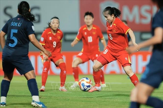 Cầu thủ trẻ Trúc Hương (số 8) thi đấu chắc chắn nơi trung tâm của hàng tiền vệ đội tuyển nữ Việt Nam. Ảnh: Minh Quyết - TTXVN
