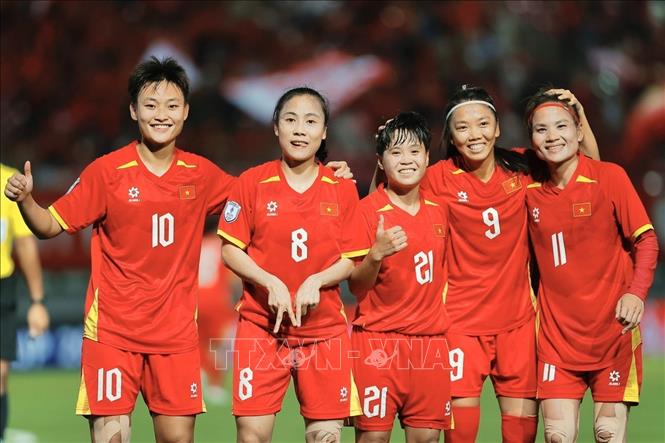 Cầu thủ Trúc Hương (số 8) ghi bàn thắng nâng tỷ số lên 5-0 cho tuyển nữ Việt Nam. Ảnh: Minh Quyết - TTXVN