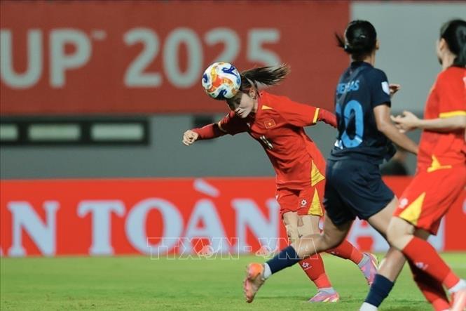 Cầu thủ Thái Thị Thảo (số 11) ghi bàn thắng ấn định chiến thắng 6-0 cho Việt Nam. Ảnh: Minh Quyết - TTXVN