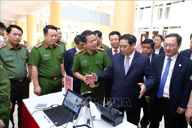 Thủ tướng Phạm Minh Chính và các đại biểu tham quan sản phẩm trưng bày công nghệ chuyển đổi số tại Hội nghị Chuyển đổi số lần thứ nhất và công bố Ngày Chuyển đổi số ngành Công an (10/10/2022). Ảnh: Phạm Kiên - TTXVN