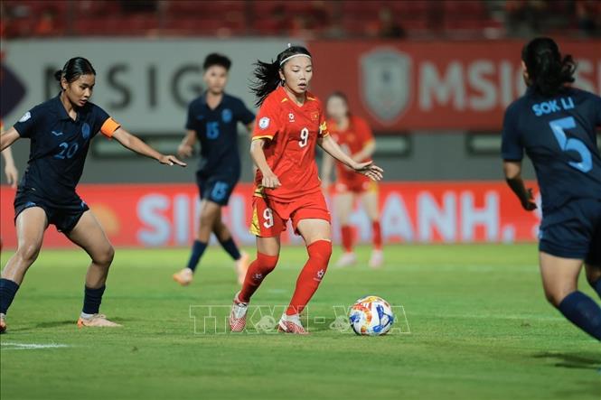 Đội trưởng Huỳnh Như vào sân thay người đầu hiệp 2 và có đường kiến tạo cho Thái Thị Thảo ghi bàn ấn định chiến thắng 6-0 cho tuyển nữ Việt Nam. Ảnh: Minh Quyết - TTXVN