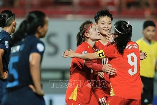 Cầu thủ Thái Thị Thảo (số 11) ghi bàn thắng ấn định chiến thắng 6-0 cho Việt Nam. Ảnh: Minh Quyết - TTXVN