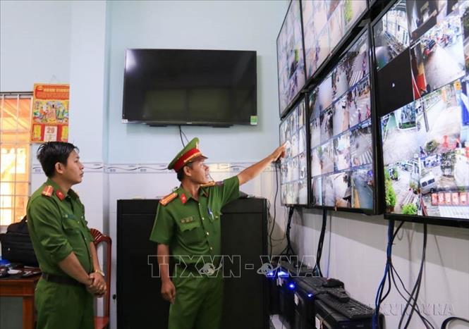 Trước tình hình tội phạm gia tăng với thủ đoạn ngày càng tinh vi, Công an tỉnh Vĩnh Long triển khai và nhân rộng mô hình lắp đặt camera giám sát an ninh trật tự tại các tuyến đường, khu phố trên địa bàn tỉnh. Ảnh: Lê Thúy Hằng - TTXVN