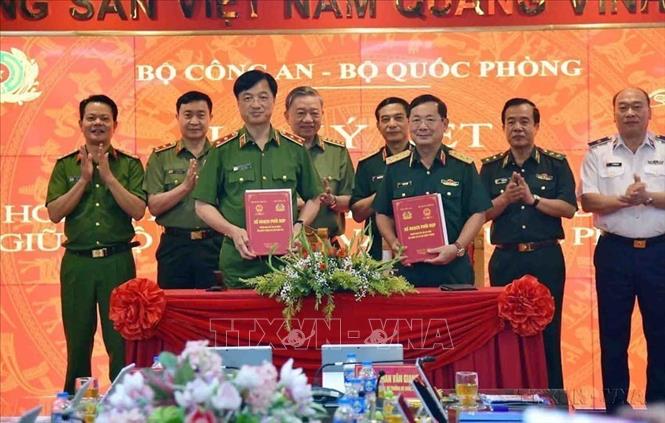 Đại tướng Tô Lâm, Bộ trưởng Bộ Công an và Đại tướng Phan Văn Giang, Bộ trưởng Bộ Quốc phòng chứng kiến Lễ ký kết Kế hoạch phối hợp triển khai Đề án “Phát triển ứng dụng dữ liệu về dân cư, định danh và xác thực điện tử phục vụ chuyển đổi số quốc gia giai đoạn 2022 - 2025, tầm nhìn đến năm 2030” (Đề án 06 của Chính phủ) giữa hai Bộ. Ảnh: TTXVN