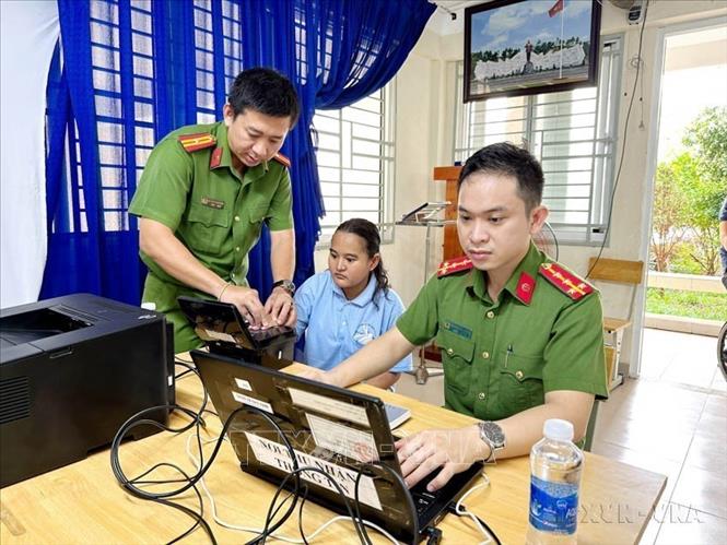 Công an Thành phố Hồ Chí Minh thực hiện công tác thu thập thông tin dân cư và cấp căn cước công dân gắn chíp điện tử đối với 186 trường hợp công dân thuộc diện nhân khẩu đặc biệt tại Trung tâm bảo trợ người tàn tật Hiệp Bình Chánh trên địa bàn thành phố Thủ Đức (5/7/2023). Ảnh: TTXVN phát