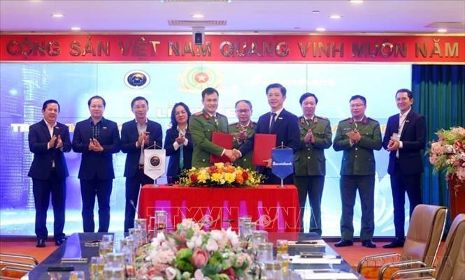 Lễ ký kết triển khai dịch vụ xác thực điện tử qua VneID giữa Trung tâm nghiên cứu, ứng dụng dữ liệu dân cư và căn cước công dân (Bộ Công an) và Ngân hàng TMCP Sài Gòn Thương Tín (Sacombank), chiều 12/3/2025. Ảnh: Phạm Kiên – TTXVN