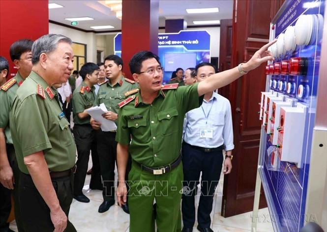 Đại tướng Tô Lâm, Bộ trưởng Bộ Công an và các đại biểu tham quan Triển lãm chuyển đổi số trong Công an nhân dân lần thứ 2 năm 2023 (10/10/2023). Ảnh: Phạm Kiên - TTXVN