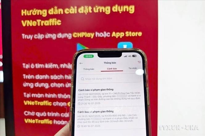 Dữ liệu từ các thiết bị sau khi đưa về Trung tâm chỉ huy Cục CSGT sẽ được hệ thống AI phân tích để nhận diện hành vi, sau đó tự động chuyển sang file quản lý. Lực lượng CSGT trên cơ sở đó sẽ chuyển thông tin vi phạm nhanh nhất tới chủ xe thông qua ứng dụng VNeTraffic. Ảnh: Phạm Kiên - TTXVN