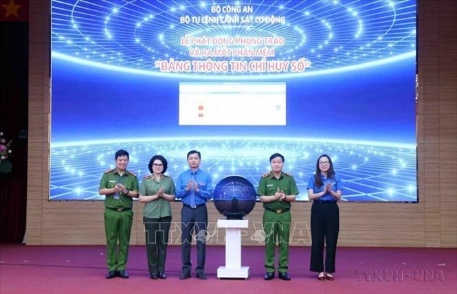 Các đại biểu thực hiện nghi thức ra mắt phần mềm 