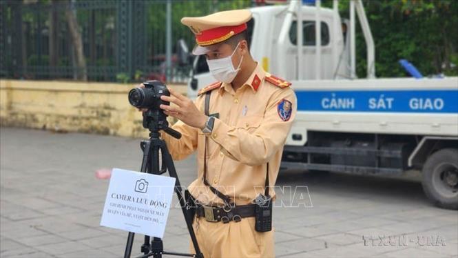 Lực lượng Cảnh sát giao thông triển khai thí điểm hệ thống camera lưu động phạt nguội đầu tiên ở Hà Nội. Đây là một biện pháp nhằm đảm bảo minh bạch khi phạt nguội, đồng thời tăng tính răn đe đối với người tham gia giao thông. Ảnh: TTXVN phát