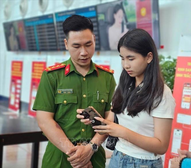 Triển khai giải pháp ứng dụng định danh, xác thực điện tử và nhận diện sinh trắc học trên ứng dụng VNeID phục vụ hành khách làm thủ tục lên tàu bay tại Nhà ga T3 - Cảng hàng không quốc tế Tân Sơn Nhất do Công an Thành phố Hồ Chí Minh phối hợp với các đơn vị thực hiện (26/07/2025). Ảnh: Linh Sơn – TTXVN