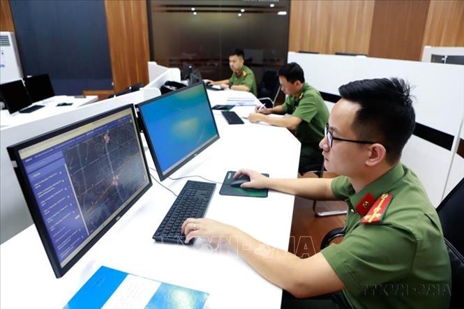Vĩnh Phúc xử phạt vi phạm Luật Giao thông đường bộ qua hệ thống camera giám sát tại Trung tâm quản lý, điều hành phương tiện kỹ thuật phòng, chống tội phạm Công an tỉnh. Ảnh: Hoàng Hùng – TTXVN