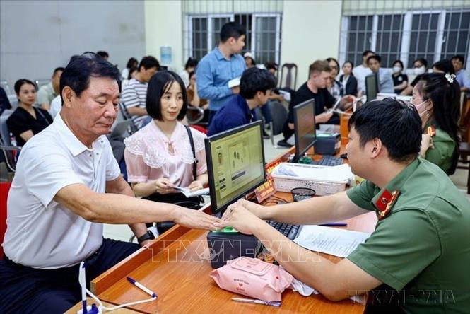 Từ ngày 1/7/2025, Phòng Quản lý Xuất nhập cảnh, Công an thành phố Hà Nội, chính thức triển khai cấp tài khoản định danh điện tử mức 2 cho người nước ngoài đang cư trú hợp pháp tại Việt Nam. Đây là hoạt động nằm trong đợt cao điểm 50 ngày đêm cấp định danh điện tử do Bộ Công an phát động trên toàn quốc. Ảnh: Hùng Mạnh - TTXVN.