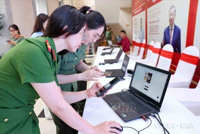 Chuyển đổi số trong ngành công an đã góp phần nâng cao hệ thống quản trị xã hội, bởi đây là lực lượng gần dân nhất, tạo môi trường kỷ cương an toàn, lành mạnh, văn minh, phục vụ nhân dân, xã hội. Trong ảnh: Cán bộ, chiến sĩ Công an Thủ đô thực hiện kỹ năng chuyển đổi số trên nền tảng “Bình dân học vụ số”. Ảnh: Phạm Kiên - TTXVN