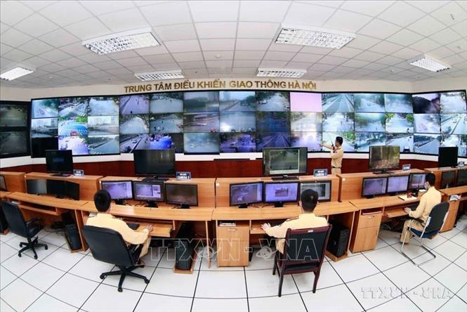 Nhằm đảm bảo trật tự, an toàn giao thông, nâng cao hiệu quả xử lý vi phạm kết hợp phòng, chống dịch Covid-19, Phòng Cảnh sát giao thông (Công an TP Hà Nội) tăng cường giám sát, xử phạt các vi phạm về an toàn giao thông qua hệ thống “mắt thần” camera giao thông. Ảnh: Doãn Tấn – TTXVN