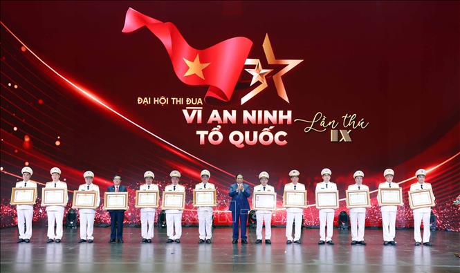 Thủ tướng Phạm Minh Chính trao tặng Danh hiệu Anh hùng Lực lượng vũ trang nhân dân và Huân chương Quân công hạng Nhất cho tập thể và cá nhân có thành tích xuất sắc. Ảnh: Phạm Kiên - TTXVN
