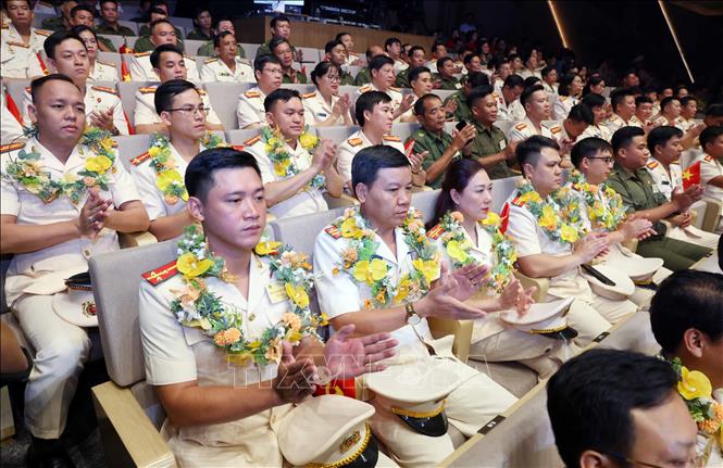 Các điển hình tiên tiến tại Đại hội Thi đua “Vì an ninh Tổ quốc” lần thứ 9. Ảnh: Phạm Kiên - TTXVN
