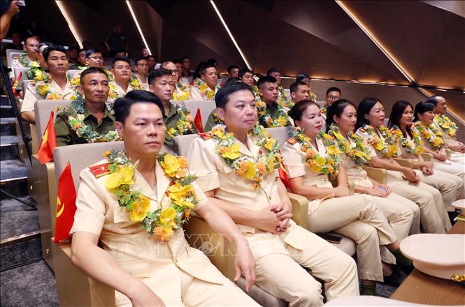 Các điển hình tiên tiến tại Đại hội Thi đua “Vì an ninh Tổ quốc” lần thứ 9. Ảnh: Phạm Kiên - TTXVN