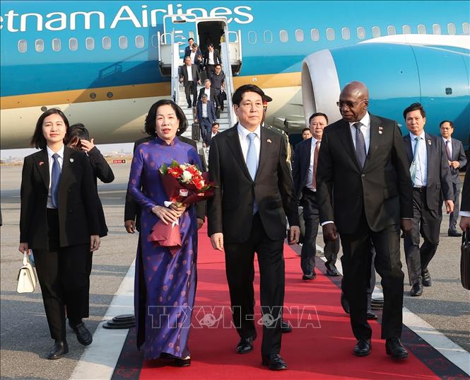 Chủ tịch nước Lương Cường và Phu nhân tới thủ đô Luanda, bắt đầu chuyến thăm cấp Nhà nước Cộng hoà Angola. Ảnh: Lâm Khánh – TTXVN
