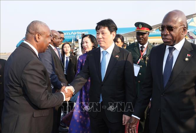 Bộ trưởng Ngoại giao Téte António và các quan chức Angola đón Chủ tịch nước Lương Cường và Phu nhân tại sân bay quốc tế Quatro de Fevereiro, thủ đô Luanda. Ảnh: Lâm Khánh – TTXVN
