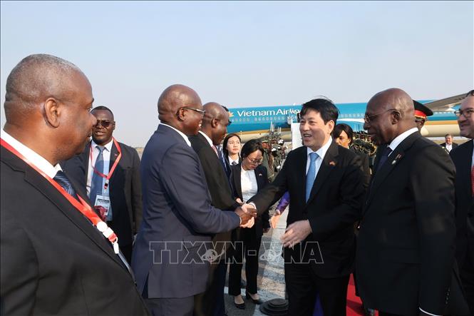 Bộ trưởng Ngoại giao Téte António và các quan chức Angola đón Chủ tịch nước Lương Cường và Phu nhân tại sân bay quốc tế Quatro de Fevereiro, thủ đô Luanda. Ảnh: Lâm Khánh – TTXVN
