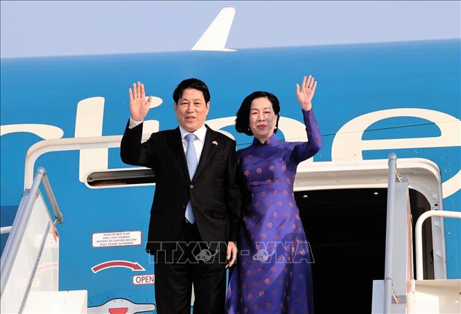 Chủ tịch nước Lương Cường và Phu nhân đến sân bay quốc tế Quatro de Fevereiro, thủ đô Luanda. Ảnh: Lâm Khánh – TTXVN