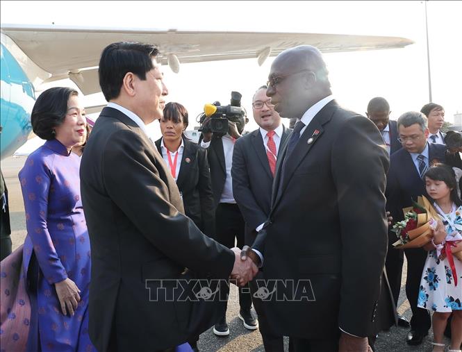 Bộ trưởng Ngoại giao Angola Téte António đón Chủ tịch nước Lương Cường và Phu nhân tại sân bay quốc tế Quatro de Fevereiro, thủ đô Luanda. Ảnh: Lâm Khánh – TTXVN