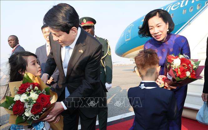Chủ tịch nước Lương Cường và Phu nhân tới sân bay quốc tế Quatro de Fevereiro, thủ đô Luanda. Ảnh: Lâm Khánh – TTXVN