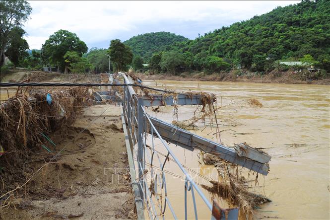 Khung cảnh tan hoang, đổ nát khu vực đường dẫn lên cầu treo Đền Vạn (xã Tương Dương, tỉnh Nghệ An) sau khi cầu bị lũ kéo đổ và cuốn trôi trên sống Nậm Mộ. Ảnh: Xuân Tiến - TTXVN 