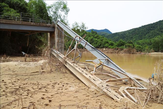 Cầu treo bản Lau bị lũ kéo sập, cuốn trôi gây hư hỏng nghiêm trọng. Ảnh: Xuân Tiến - TTXVN 

