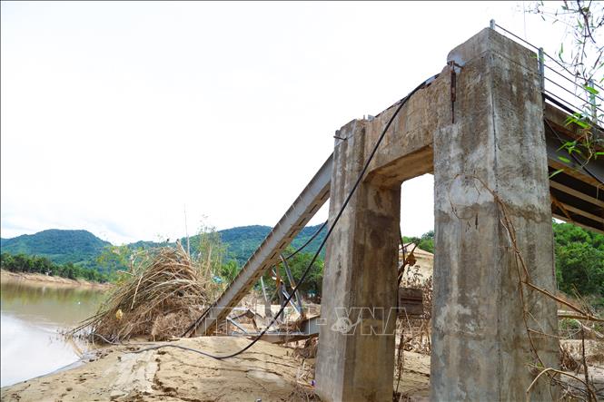 Cầu treo bản Lau bị lũ kéo sập, cuốn trôi gây hư hỏng nghiêm trọng. Ảnh: Xuân Tiến - TTXVN 
