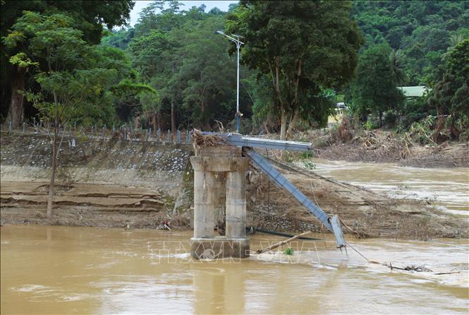 Chân cầu treo Đền Vạn và hệ thống trụ cáp còn sót lại sau trận lũ lịch sử xảy ra vào tối 22 và rạng sáng ngày 23/7/2025. Ảnh: Xuân Tiến - TTXVN
