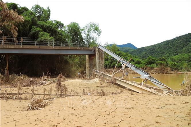 Tại xã Tương Dương (tỉnh Nghệ An) trong đêm 22 và rạng sáng ngày 23/7, có 3 cầu treo bị lũ kéo đổ, cuốn trôi khiến các bản Mác, Lau, Nhẵn và Chắn bên kia sông Lam với gần 400 hộ dân bị cô lập. Ảnh: Xuân Tiến - TTXVN 