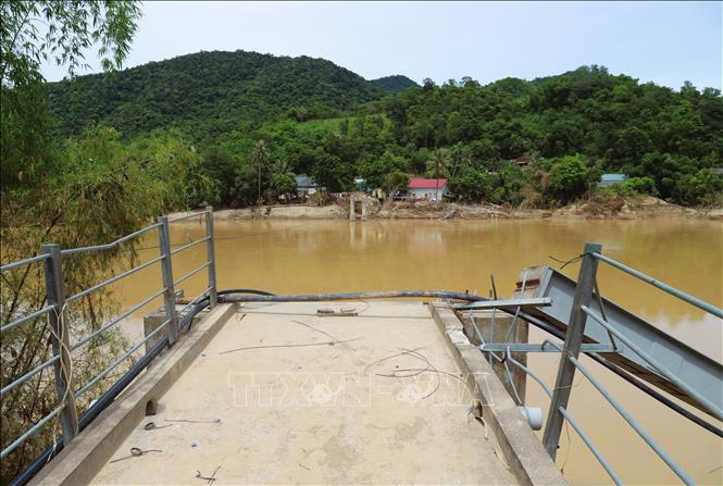 Cầu treo bản Lau (xã Tương Dương, tỉnh Nghệ An) có chiều dài gần 170m, rộng 2,6m, tải trọng dưới 2 tấn bị lũ kéo đổ sập, cuốn trôi gây ảnh hưởng đến vấn đề dân sinh của hàng trăm hộ dân bên kia sông Lam. Ảnh: Xuân Tiến - TTXVN 