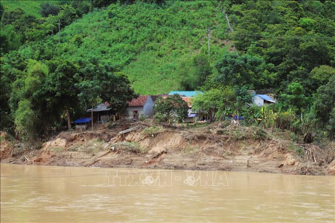 Cầu treo bắc qua sông Lam bị lũ cuốn trôi, con đường độc đạo vào bản bị cắt đứt nên nhiều bản làng, cụm dân cư vẫn bị cô lập trong nhiều ngày qua. Ảnh: Xuân Tiến - TTXVN 