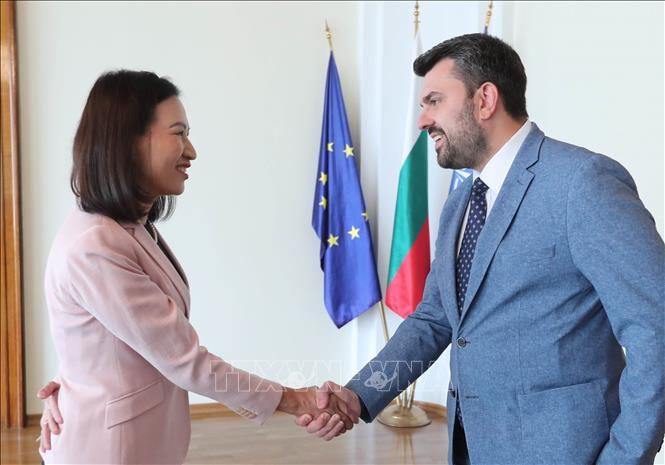 Đại sứ Việt Nam Nguyễn Thị Minh Nguyệt chào xã giao Bộ trưởng Ngoại giao Bulgaria Georg Georgiev. Ảnh: TTXVN phát