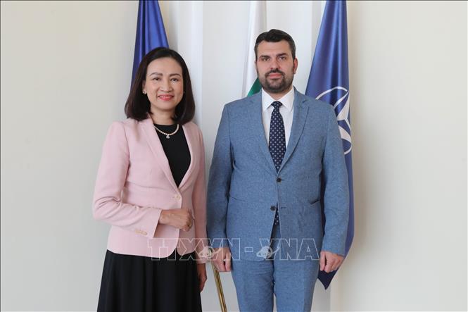 Đại sứ Việt Nam tại Bulgaria Nguyễn Thị Minh Nguyệt chụp ảnh lưu niệm với Bộ trưởng Ngoại giao Bulgaria Georg Georgiev. Ảnh: TTXVN phát