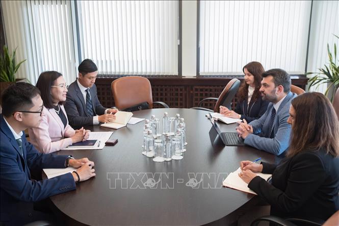 Đại sứ Nguyễn Thị Minh Nguyệt làm việc với Bộ trưởng Ngoại giao Bulgaria Georg Georgiev tại trụ sở Bộ Ngoại giao Bulgaria. Ảnh: TTXVN phát